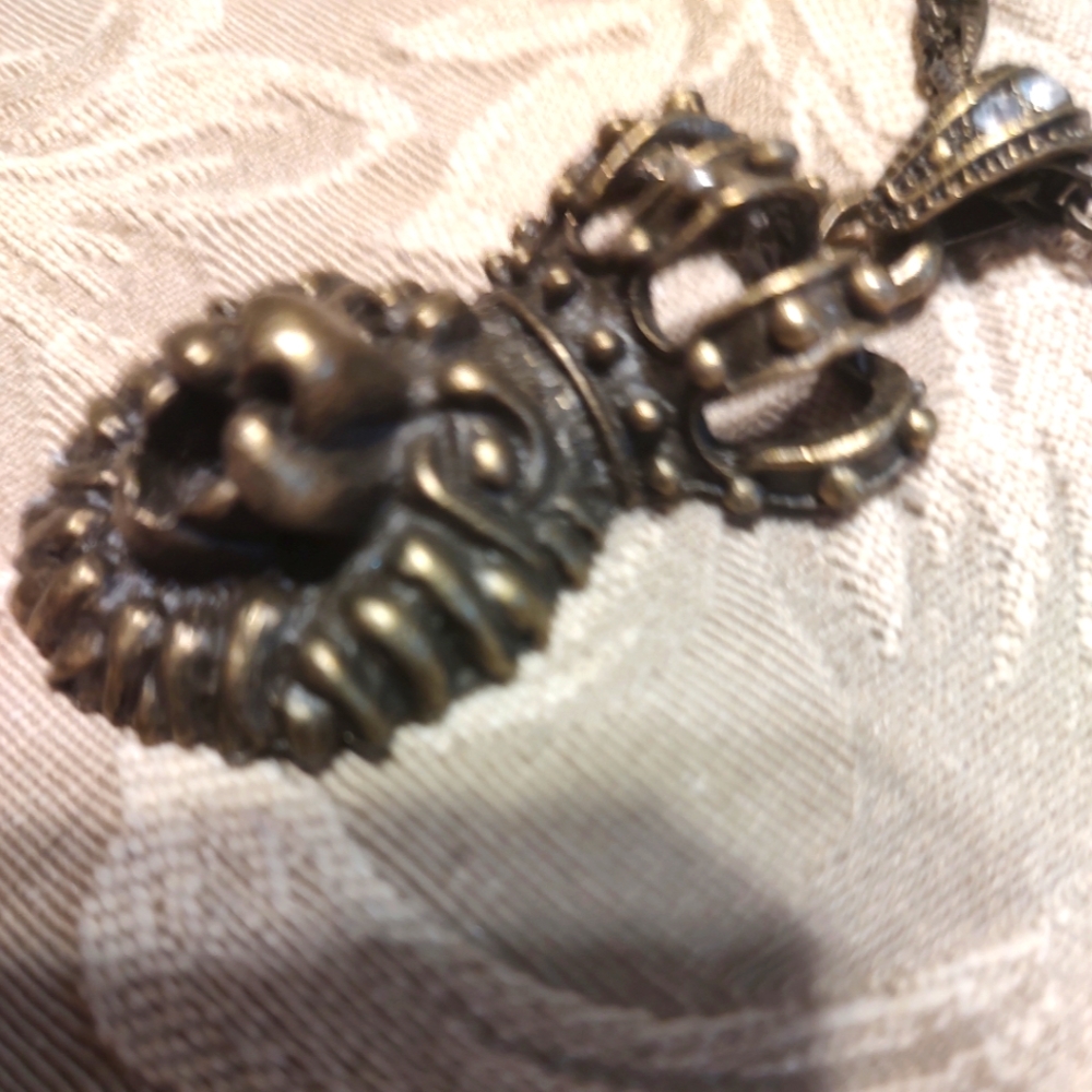 🦁Sensational Vtg 90's Antiqued Gold Brass & Rhinestone King Crown Lion Necklace - Picture 3 of 14